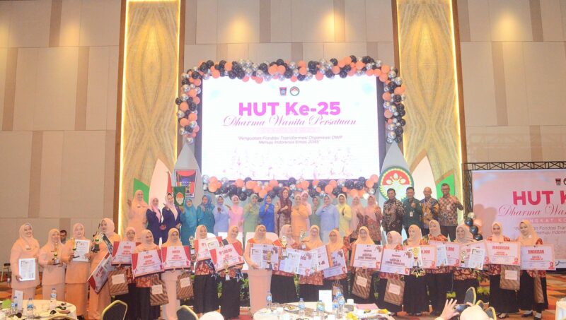 Puncak peringatan HUT ke-25 DWP Tingkat Kota Padang Tahun 2024 berlangsung meriah di Hotel ZHM Premiere, Kamis (12/12/2024). (Foto: Prokopim Padang)