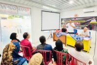 Camat Lubeg Nofiandi Amir mensosialisasikan pengelolaan sampah di Kelurahan Tanjung Saba Pitameh Nan XX, Rabu (4/12/2024). (Foto: Ist)