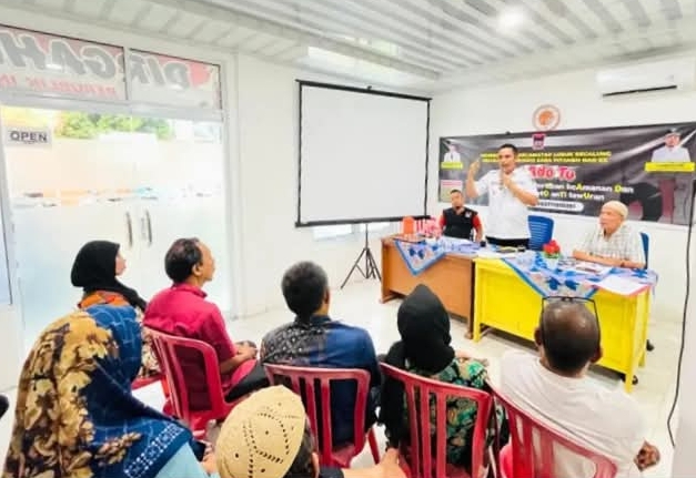 Camat Lubeg Nofiandi Amir mensosialisasikan pengelolaan sampah di Kelurahan Tanjung Saba Pitameh Nan XX, Rabu (4/12/2024). (Foto: Ist)