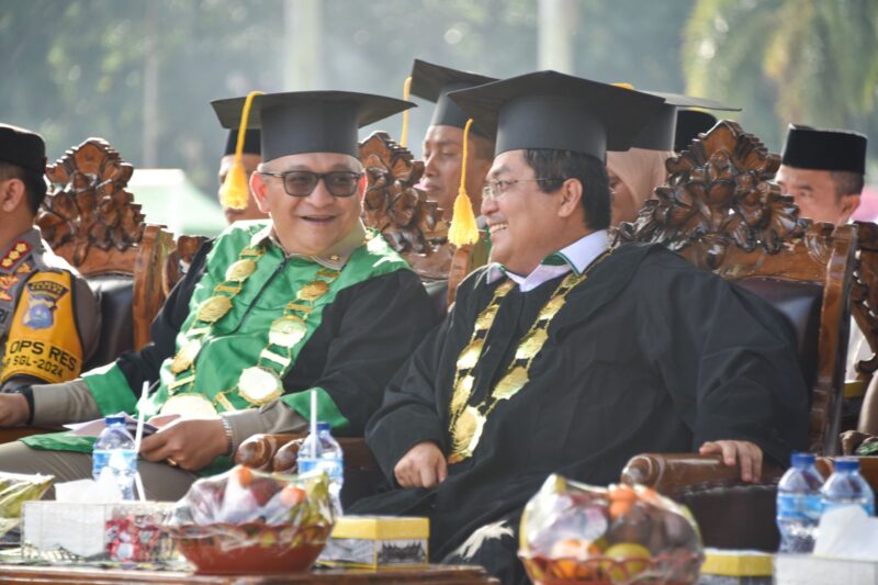 Pj Wali Kota Padang Andree Algamar menghadiri Wisuda Tahfiz Akbar yang diselenggarakan Kemenag Padang di RTH Imam Bonjol Padang, Selasa (14/1/2025). (Foto: Prokopim Padang)