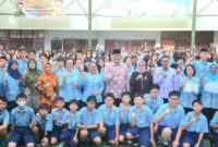 Pj Wali Kota Padang Andree Algamar meluncurkan buku antologi cerpen hasil karya dari siswa dan guru SMP Maria, di Aula SMP Maria, Jumat (31/1/2025). (Foto: Prokopim Padang)