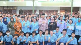Pj Wali Kota Padang Andree Algamar meluncurkan buku antologi cerpen hasil karya dari siswa dan guru SMP Maria, di Aula SMP Maria, Jumat (31/1/2025). (Foto: Prokopim Padang)