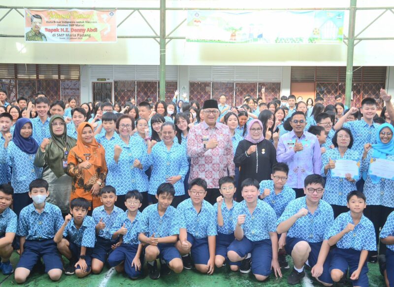 Pj Wali Kota Padang Andree Algamar meluncurkan buku antologi cerpen hasil karya dari siswa dan guru SMP Maria, di Aula SMP Maria, Jumat (31/1/2025). (Foto: Prokopim Padang)