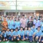 Pj Wali Kota Padang Andree Algamar meluncurkan buku antologi cerpen hasil karya dari siswa dan guru SMP Maria, di Aula SMP Maria, Jumat (31/1/2025). (Foto: Prokopim Padang)