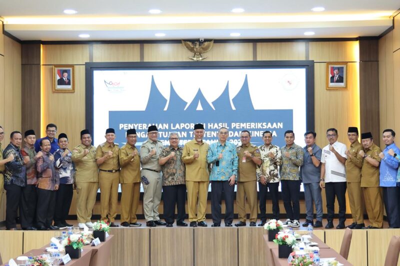 Ketua DPRD Sumbar Muhidi menghadiri penyerahan LHP Dengan Tujuan Tertentu dan Kinerja Semester II Tahun 2024 Pemprov Sumbar, di Kantor BPK Perwakilan Sumbar, Selasa (31/12/2024). (Foto: DPRD Sumbar)