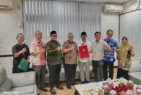 Ketua DPRD Sumbar Muhidi menerima surat usulan pengesahan dan pengangkatan cagub-cawagub terpilih dari Ketua KPU Sumbar. (Foto: DPRD Sumbar)