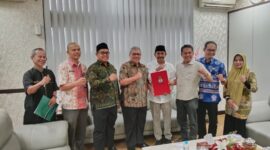 Ketua DPRD Sumbar Muhidi menerima surat usulan pengesahan dan pengangkatan cagub-cawagub terpilih dari Ketua KPU Sumbar. (Foto: DPRD Sumbar)