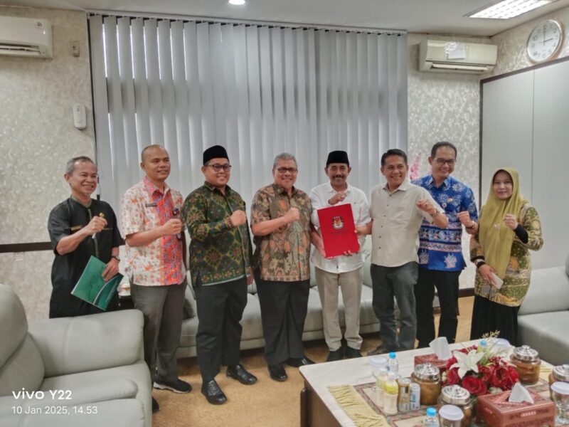 Ketua DPRD Sumbar Muhidi menerima surat usulan pengesahan dan pengangkatan cagub-cawagub terpilih dari Ketua KPU Sumbar. (Foto: DPRD Sumbar)