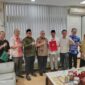 Ketua DPRD Sumbar Muhidi menerima surat usulan pengesahan dan pengangkatan cagub-cawagub terpilih dari Ketua KPU Sumbar. (Foto: DPRD Sumbar)