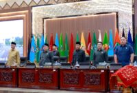 DPRD Sumbar mengumumkan pengusulan pemberhentian gubernur-wagub periode tahun 2020 serta pengangkatan gubernur-wagub terpilih dalam rapat paripurna yang digelar, Selasa (14/1/2025). (Foto: DPRD Sumbar) 