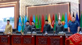 DPRD Sumbar mengumumkan pengusulan pemberhentian gubernur-wagub periode tahun 2020 serta pengangkatan gubernur-wagub terpilih dalam rapat paripurna yang digelar, Selasa (14/1/2025). (Foto: DPRD Sumbar) 