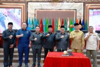 DPRD Sumbar sahkan Ranperda tentang Pengelolaan Sampah menjadi Perda, Selasa (14/1/2025). (Foto: DPRD Sumbar)
