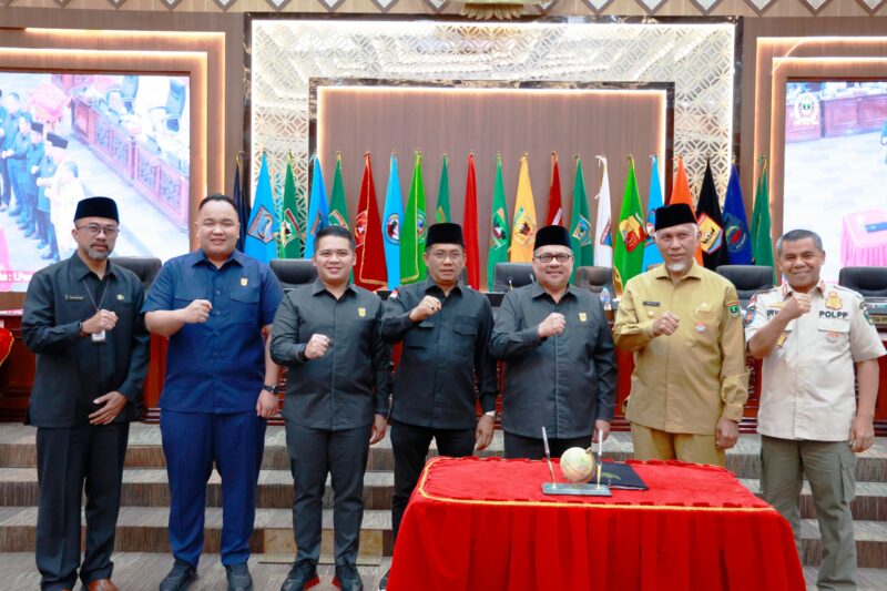 DPRD Sumbar sahkan Ranperda tentang Pengelolaan Sampah menjadi Perda, Selasa (14/1/2025). (Foto: DPRD Sumbar)