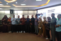 Plt Sekretaris DPRD Sumbar, Maifrizon menerima kunjungan studi tiru Komisi II DPRD Jambi di ruangan Khusus II DPRD Sumbar, Selasa (14/1/2025). (Foto: Humas DPRD Sumbar) 