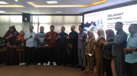Plt Sekretaris DPRD Sumbar, Maifrizon menerima kunjungan studi tiru Komisi II DPRD Jambi di ruangan Khusus II DPRD Sumbar, Selasa (14/1/2025). (Foto: Humas DPRD Sumbar) 