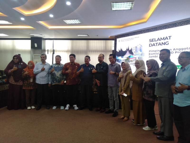 Plt Sekretaris DPRD Sumbar, Maifrizon menerima kunjungan studi tiru Komisi II DPRD Jambi di ruangan Khusus II DPRD Sumbar, Selasa (14/1/2025). (Foto: Humas DPRD Sumbar) 