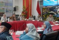 Pj Wali Kota Padang Andree Algamar memaparkan capaian Pemko Padang sepanjang tahun 2024, Selasa malam (31/12/2024). (Foto: Ist)