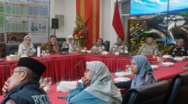 Pj Wali Kota Padang Andree Algamar memaparkan capaian Pemko Padang sepanjang tahun 2024, Selasa malam (31/12/2024). (Foto: Ist)