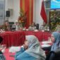 Pj Wali Kota Padang Andree Algamar memaparkan capaian Pemko Padang sepanjang tahun 2024, Selasa malam (31/12/2024). (Foto: Ist)