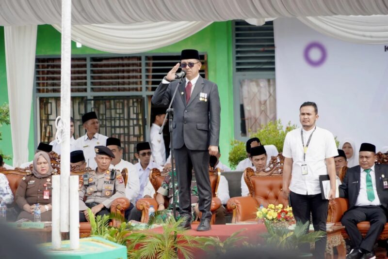 Bupati Solsel Khairunas menjadi upacara Peringatan HAB Kemenag ke-79 tingkat Kabupaten Solsel, Jumat (3/1/2025). (Foto: Pemkab Solsel)