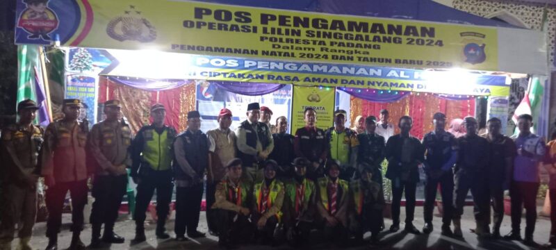 Pj Wali Kota Padang, Andree Algamar bersama Forkopimda dan Ketua DPRD Padang melakukan monitoring ke pos pengamanan Operasi Lilin Singgalang 2024, Selasa (31/12/2024) malam. (Foto: Diskominfo Padang)