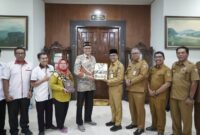 Bupati Solsel, Khairunas menyambut kedatangan ratusan mahasiswa Kuliah Kerja Nyata (KKN) dari Unand. (Foto: Humas Pemkab Solsel)