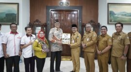 Bupati Solsel, Khairunas menyambut kedatangan ratusan mahasiswa Kuliah Kerja Nyata (KKN) dari Unand. (Foto: Humas Pemkab Solsel)