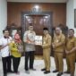 Bupati Solsel, Khairunas menyambut kedatangan ratusan mahasiswa Kuliah Kerja Nyata (KKN) dari Unand. (Foto: Humas Pemkab Solsel)
