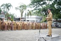 Bupati Solsel Khairunas memimpin apel perdana ASN pada Senin pagi (6/1/2025). (Foto: Humas Pemkab Solsel) 
