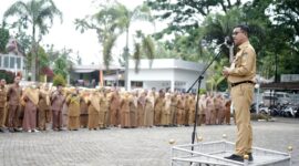 Bupati Solsel Khairunas memimpin apel perdana ASN pada Senin pagi (6/1/2025). (Foto: Humas Pemkab Solsel) 