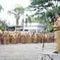 Bupati Solsel Khairunas memimpin apel perdana ASN pada Senin pagi (6/1/2025). (Foto: Humas Pemkab Solsel) 
