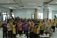 Pj Wali Kota Padang Panjang, Sonny Budaya Putra bersama perawat dan pegawai RSUD Padang Panjang, Kamis (9/1/2025). (Foto: Diskominfo Padang Panjang)