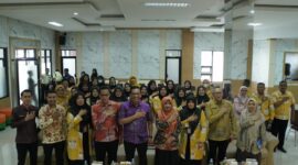 Pj Wali Kota Padang Panjang, Sonny Budaya Putra bersama perawat dan pegawai RSUD Padang Panjang, Kamis (9/1/2025). (Foto: Diskominfo Padang Panjang)