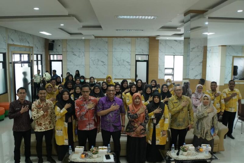 Pj Wali Kota Padang Panjang, Sonny Budaya Putra bersama perawat dan pegawai RSUD Padang Panjang, Kamis (9/1/2025). (Foto: Diskominfo Padang Panjang)