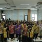 Pj Wali Kota Padang Panjang, Sonny Budaya Putra bersama perawat dan pegawai RSUD Padang Panjang, Kamis (9/1/2025). (Foto: Diskominfo Padang Panjang)