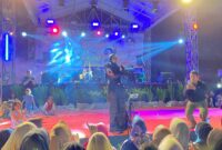 Peringatan HUT ke-21 Kabupaten Pasbar semakin meriah dengan hadirnya penampilan spesial dari Clara DA dan Band Satulegi, Minggu (5/1/2025) malam. (Foto: Diskominfo Pasbar)