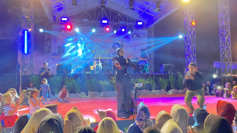 Peringatan HUT ke-21 Kabupaten Pasbar semakin meriah dengan hadirnya penampilan spesial dari Clara DA dan Band Satulegi, Minggu (5/1/2025) malam. (Foto: Diskominfo Pasbar)