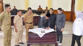 DPRD Kota Pariaman mengesahkan penetapan pasangan Yota Balad-Mulyadi sebagai Wali Kota dan Wakil Wali Kota Pariaman terpilih periode 2025–2030, Selasa (12/1/2025). (Foto: Kominfo Kota Pariaman)