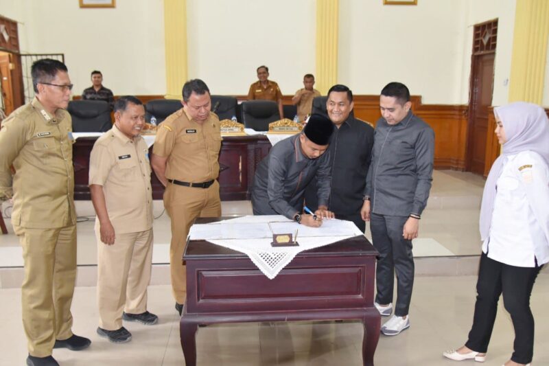 DPRD Kota Pariaman mengesahkan penetapan pasangan Yota Balad-Mulyadi sebagai Wali Kota dan Wakil Wali Kota Pariaman terpilih periode 2025–2030, Selasa (12/1/2025). (Foto: Kominfo Kota Pariaman)
