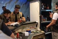 Satpol PP Kota Padang bersama instansi terkait melakukan razia di salah satu kafe karaoke di Padang. (Foto: Humas Satpol PP Padang)