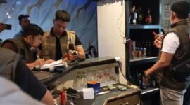 Satpol PP Kota Padang bersama instansi terkait melakukan razia di salah satu kafe karaoke di Padang. (Foto: Humas Satpol PP Padang)