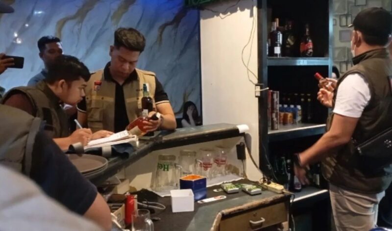Satpol PP Kota Padang bersama instansi terkait melakukan razia di salah satu kafe karaoke di Padang. (Foto: Humas Satpol PP Padang)