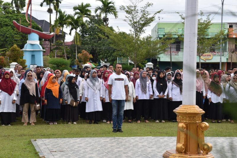 Suasana apel bersama seluruh perangkat desa se-Kota Pariaman dalam rangka peringatan Hari Desa Nasional 2025 di halaman Balai Kota Pariaman, Rabu (15/1/2025). (Foto: Diskominfo Pariaman)