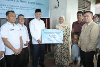 Gubernur Sumbar Mahyeldi Ansharullah meresmikan Penyalaan Listrik Gratis di Jorong Padang Datar, Nagari Tanjung Barulak, Kecamatan Tanjung Emas, Rabu (15/1/2025). (Foto: ADPSB)