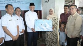 Gubernur Sumbar Mahyeldi Ansharullah meresmikan Penyalaan Listrik Gratis di Jorong Padang Datar, Nagari Tanjung Barulak, Kecamatan Tanjung Emas, Rabu (15/1/2025). (Foto: ADPSB)