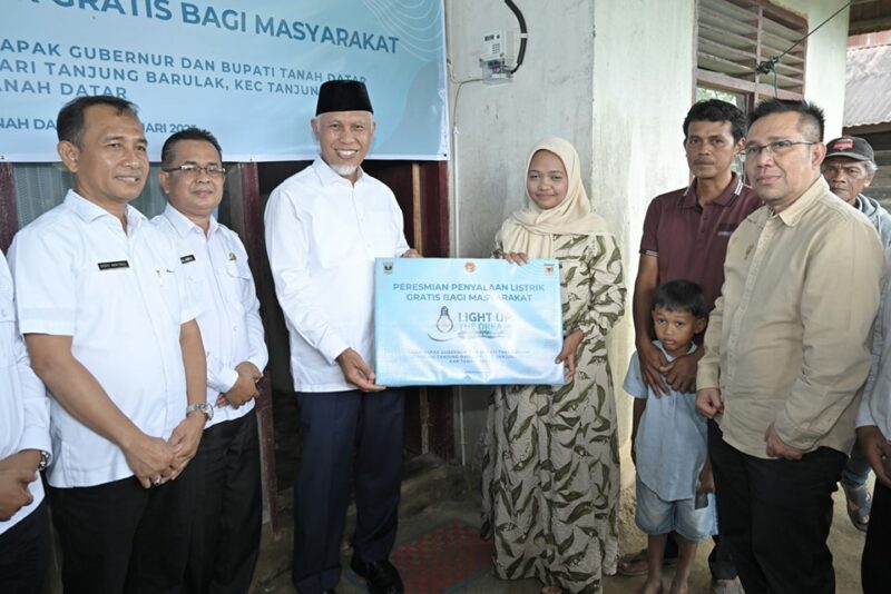 Gubernur Sumbar Mahyeldi Ansharullah meresmikan Penyalaan Listrik Gratis di Jorong Padang Datar, Nagari Tanjung Barulak, Kecamatan Tanjung Emas, Rabu (15/1/2025). (Foto: ADPSB)