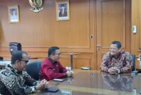 Pj. Sekda Sumbar, Yozarwardi Usama Putra menemui Dirjen Planologi Kehutanan dan Tata Lingkungan Kementerian Kehutanan, Ade Tri Ajikusumah. (Foto: ADPSB)
