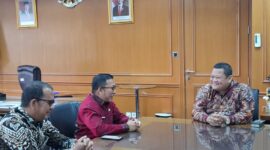 Pj. Sekda Sumbar, Yozarwardi Usama Putra menemui Dirjen Planologi Kehutanan dan Tata Lingkungan Kementerian Kehutanan, Ade Tri Ajikusumah. (Foto: ADPSB)