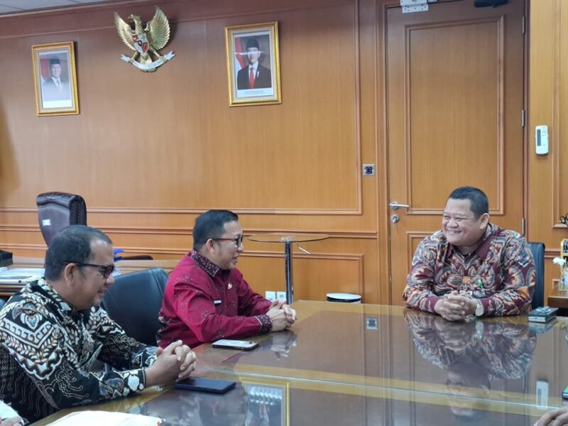 Pj. Sekda Sumbar, Yozarwardi Usama Putra menemui Dirjen Planologi Kehutanan dan Tata Lingkungan Kementerian Kehutanan, Ade Tri Ajikusumah. (Foto: ADPSB)