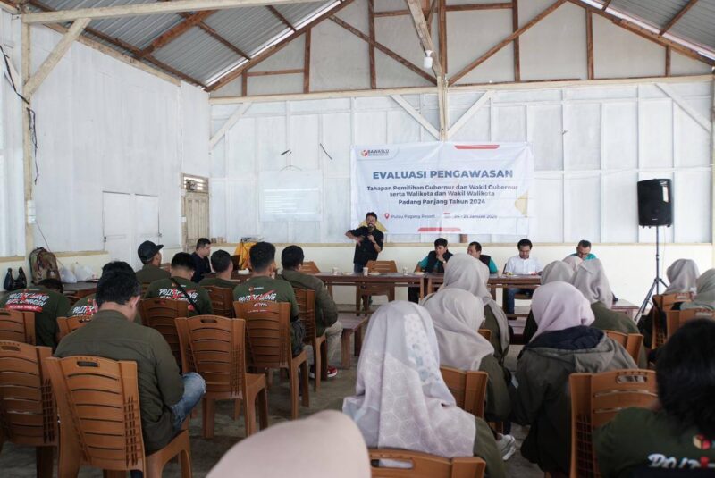Bawaslu Padang Panjang menggelar Rapat Evaluasi Pengawasan dan Outbound di Pulau Pagang, Kota Padang, Jumat (24/1/2025). (Foto: Diskominfo Padang Panjang)